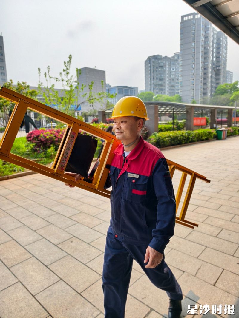 长沙沁园物业管理有限公司工程员张光春--劳动节在岗值守，巡检维修不松懈，护航园区安稳日常。