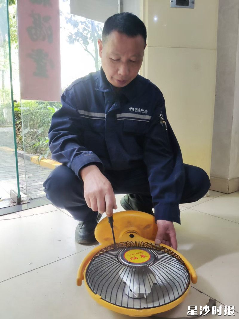长沙市顺安物业管理有限责任公司工程维修员罗阳生--罗师傅帮业主免费修理家用电烤炉，获得业主点赞。