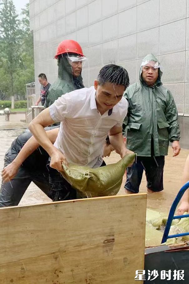 长沙永康物业服务有限公司事业部总监吴忠奇--从事物业工作二十多年，多次参与应急抗灾、带头攻坚重点难点问题，尽职尽责。‌作为退役军人，他把勇敢顽强、‌团结协作等优秀品质带到日常工作中。