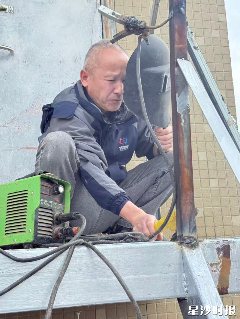 长沙同泽物业管理有限公司工程维修技工胡建军--专注焊接作业，筑牢园区安全防线，用匠心守护每一处细节。