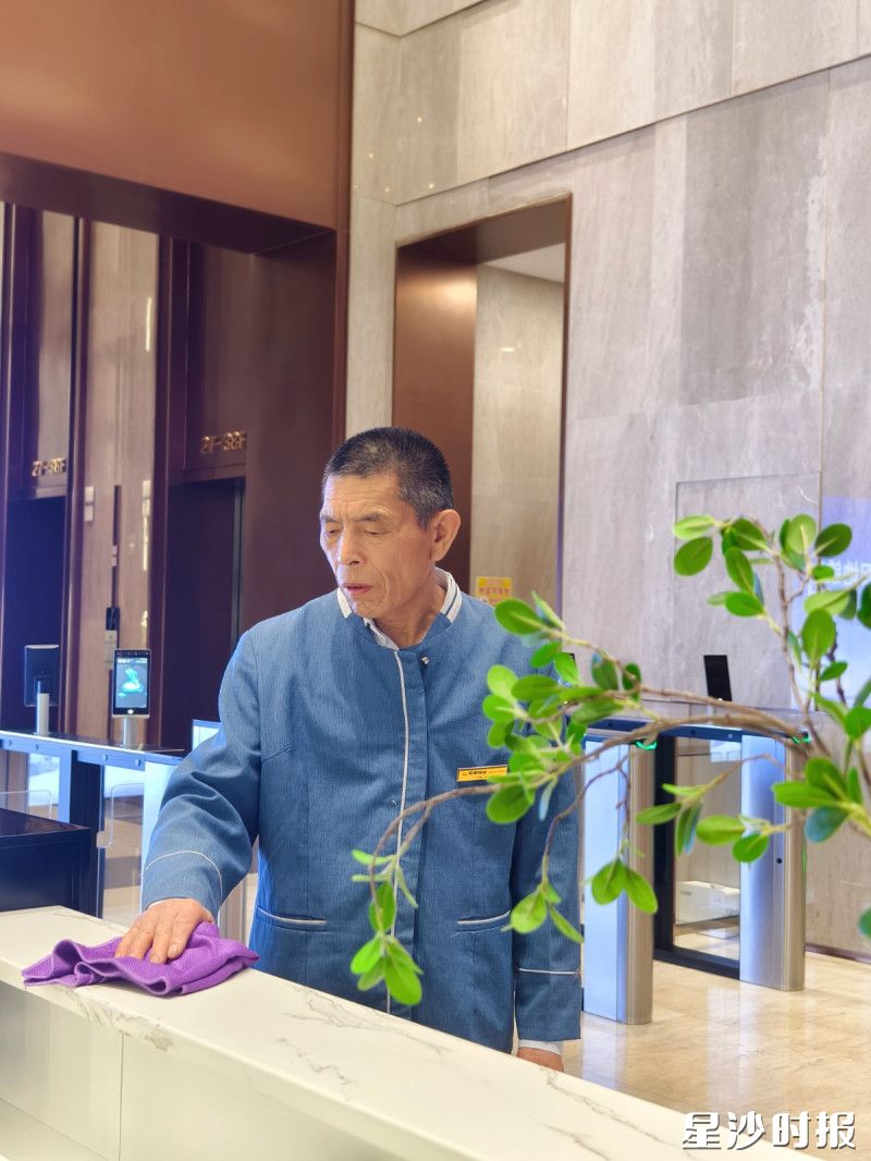 长沙紫都物业管理有限公司保洁班长侯佩伶--勤恳敬业的保洁班长，责任心强、作风踏实，带领班组整洁环境。