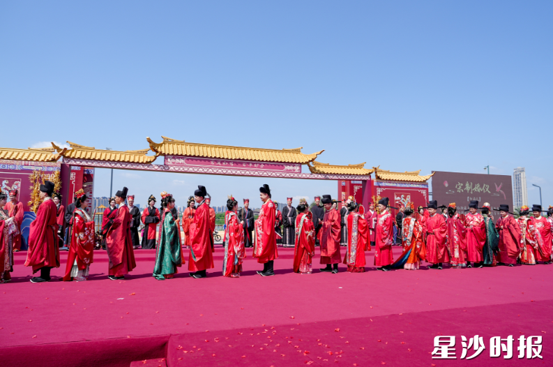 百对新人共赴“国潮”婚约。除署名外均为长沙县民政局供图