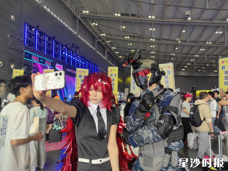 长沙国际会展中心内人声鼎沸、次元氛围拉满。均为李丹 摄