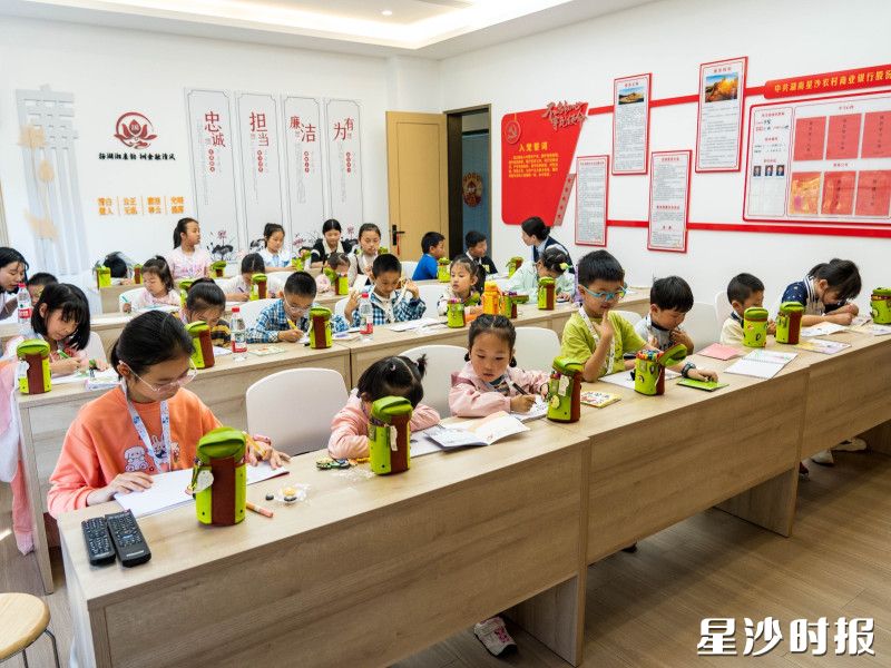 孩子们用画笔亲手描绘贺卡。 孩子们用画笔亲手描绘贺卡。