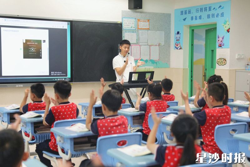 尹碧文延续韵律感课堂,带学生一边鼓掌打节拍,一边学习歌曲。