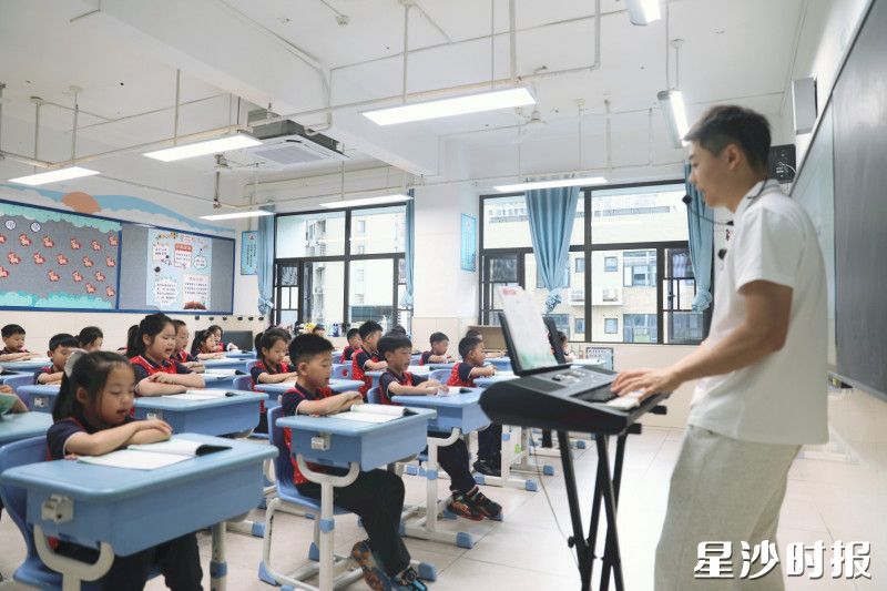 课堂上,孩子们身子前倾、眼睛放光,大声回应尹碧文教授的歌曲。