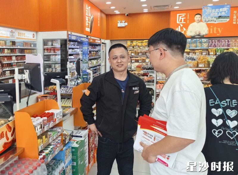 黄兴镇深入辖区店铺开展消防安全检查。黄兴镇供图