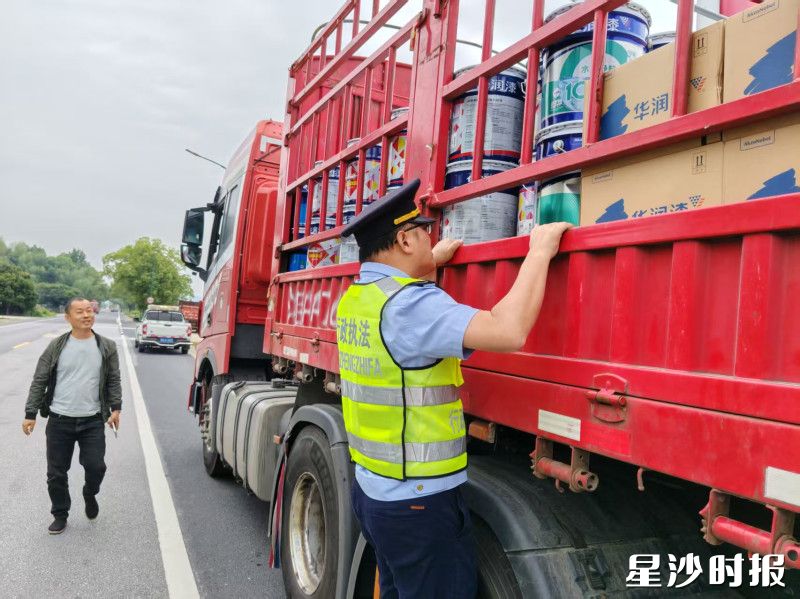 福临综合行政执法大队组织执法人员在辖区黄兴大道、S323、福青路等重点路段开展道路交通专项执法。福临镇供图