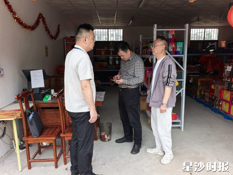 黄花镇对辖区内烟花爆竹零售店开展经营环节大排查。黄花镇供图