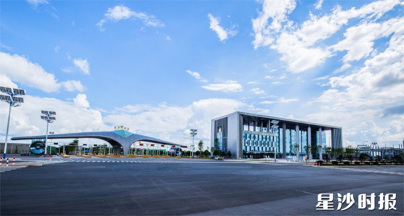 图为黄花综保区卡口及通关综合大楼。均为长沙自贸临空区供图
