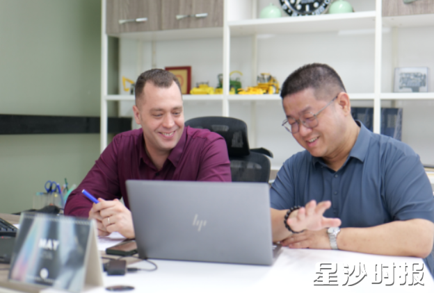 长沙飞斯特总经理斯特凡诺(左)与副总王觅在办公室交流工作。均为街道供图 长沙飞斯特总经理斯特凡诺(左)与副总王觅在办公室交流工作。均为街道供图
