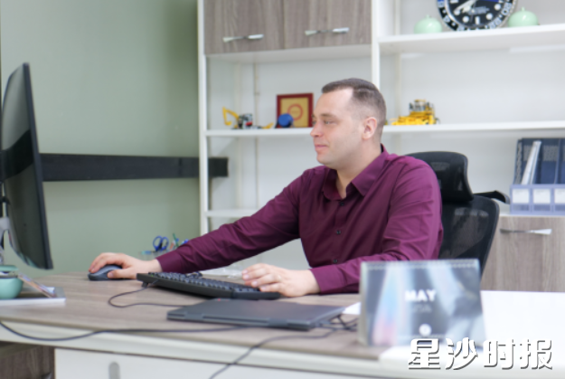 斯特凡诺在办公室工作。 斯特凡诺在办公室工作。