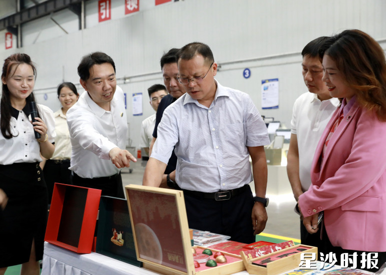 在宏瑞文博集团长沙生产基地,调研组边看边听。均为宋彬彬 摄 在宏瑞文博集团长沙生产基地,调研组边看边听。均为宋彬彬 摄