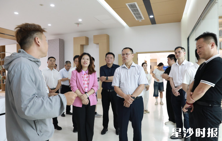 在星沙影视城,调研组正在参观影棚,了解影棚运维、短剧创作等运营现状。 在星沙影视城,调研组正在参观影棚,了解影棚运维、短剧创作等运营现状。