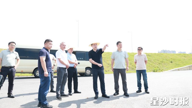 王俊杰现场督导铁路沿线环境整治工作。均为县交通运输局供图 王俊杰现场督导铁路沿线环境整治工作。均为县交通运输局供图