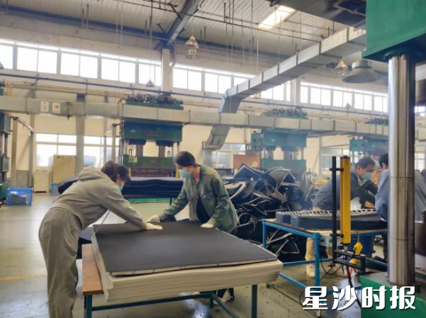 县总工会推出“当一周产业工人”微体验、“我与新就业形态劳动者同劳动”微体验等星工先锋”实践项目。 县总工会推出“当一周产业工人”微体验、“我与新就业形态劳动者同劳动”微体验等星工先锋”实践项目。