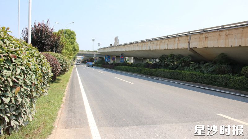 长沙黄花机场大道(夏航路至荷塘路)路面修复工程竣工,恢复通行。莫婷 摄