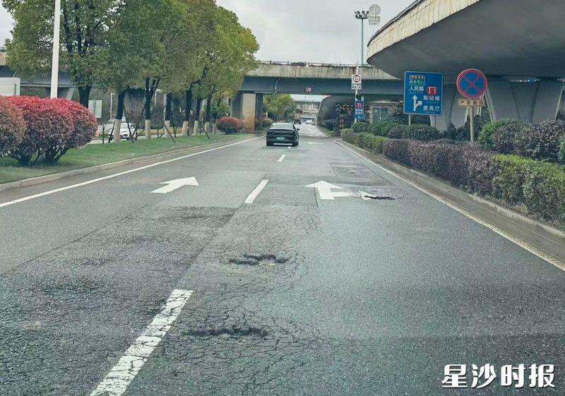 县城管局市政设施维护中心工作人员巡查发现路面破损。长沙县城管局 供图