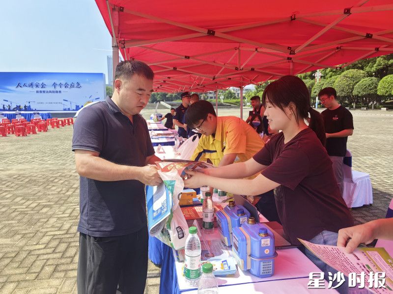 长沙县城管局工作人员向市民发放燃气安全宣传资料。均为通讯员供图