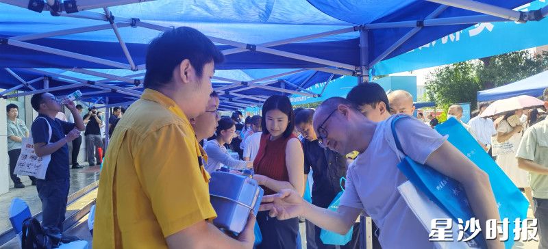 星沙新奥燃气工作人员向市民介绍燃气表具相关知识