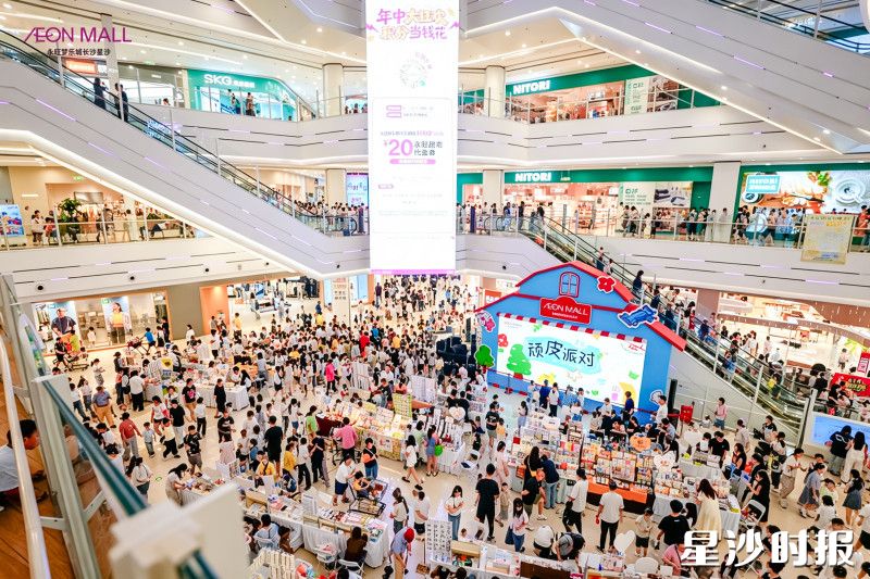 永旺梦乐城里挤满了前来消费的市民。均为各商场供图