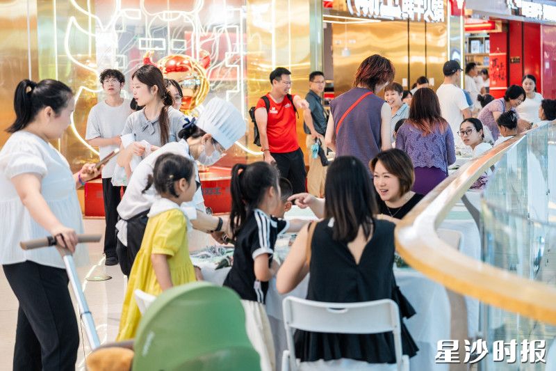 市民正在松雅湖吾悦广场参与粽王吨位挑战赛活动，欢声笑语不断。