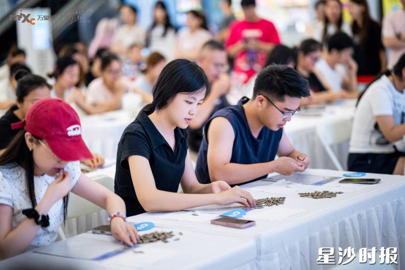 星沙万象汇嗑瓜子大赛现场，市民正全神贯注参与比赛。