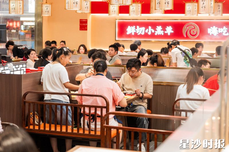 商场餐饮店内座无虚席。