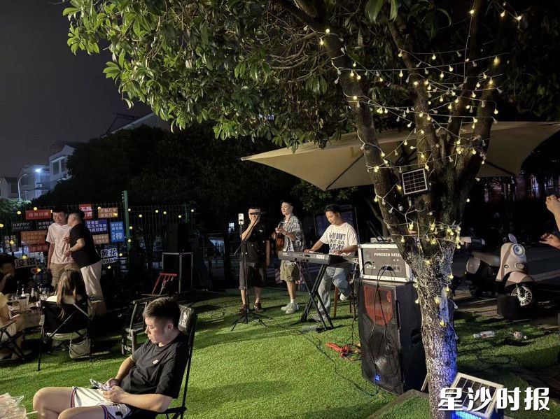 酒铺开展乐队表演。