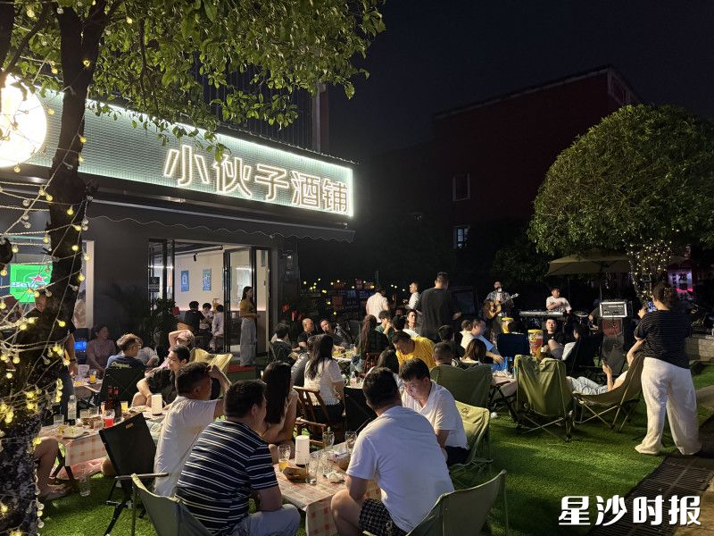 夜幕降临，灯火初上。长沙县黄花镇“小伙子酒铺”门前烟火升腾、热闹非凡。均为受访者供图