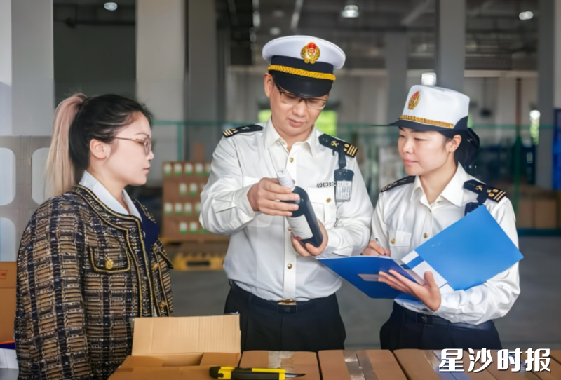 6000余瓶南非葡萄酒在长沙黄花综保区顺利通关。柳峥 摄 6000余瓶南非葡萄酒在长沙黄花综保区顺利通关。柳峥 摄