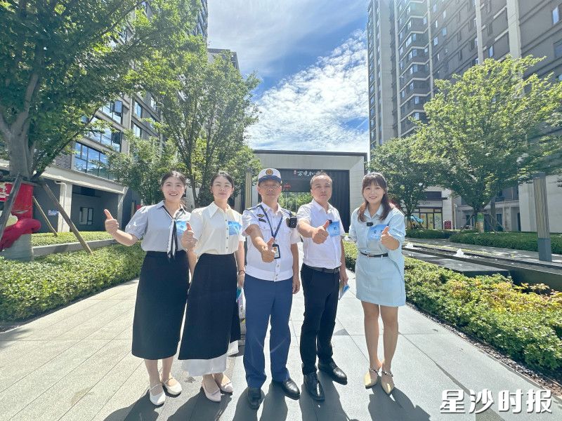 直播工作人员合影。