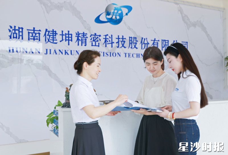 健坤精密整体搬迁后,夏静(左二)对企业进行回访。 健坤精密整体搬迁后,夏静(左二)对企业进行回访。