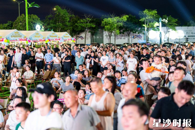活动现场人头攒动，热闹非凡。