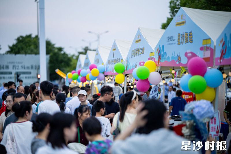 摊位前挤满了消费的市民。