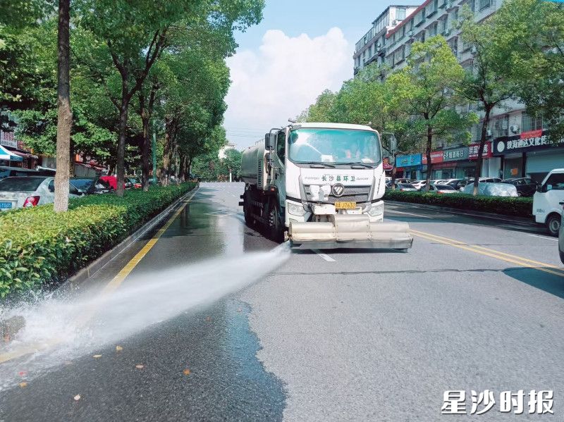 机械化冲洗，减轻高温时段人工负担。长沙县城管局供图