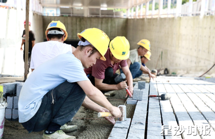 项目现场有500多名一线工人各司其职。 项目现场有500多名一线工人各司其职。