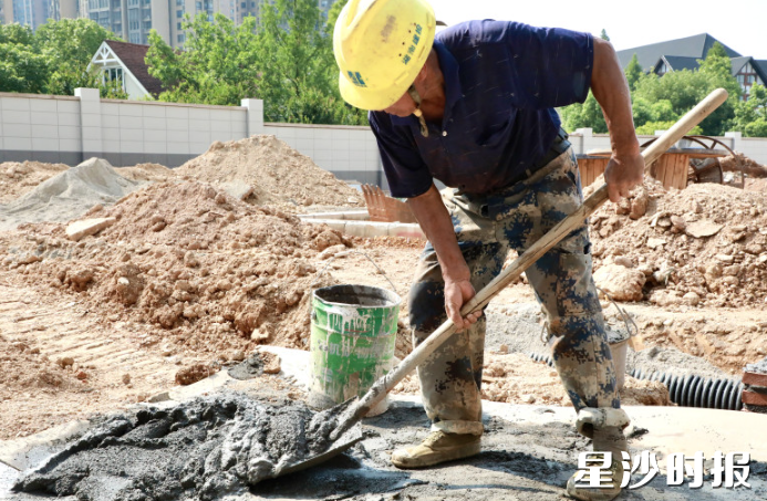陈代理在铲砂浆。均为李依露 摄 陈代理在铲砂浆。均为李依露 摄