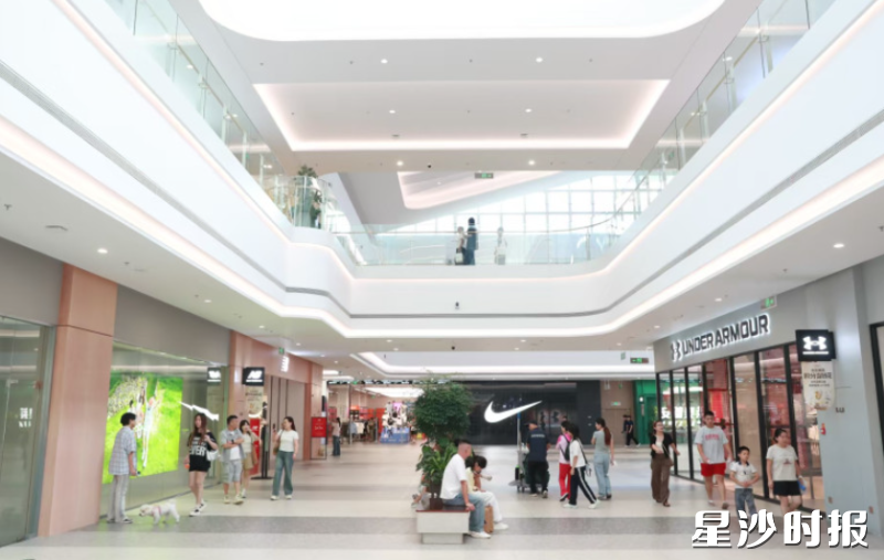 长沙杉杉奥莱引入超300个品牌,其中1/3为湖南首店,周末吸引游客游玩闲逛。李杰 摄