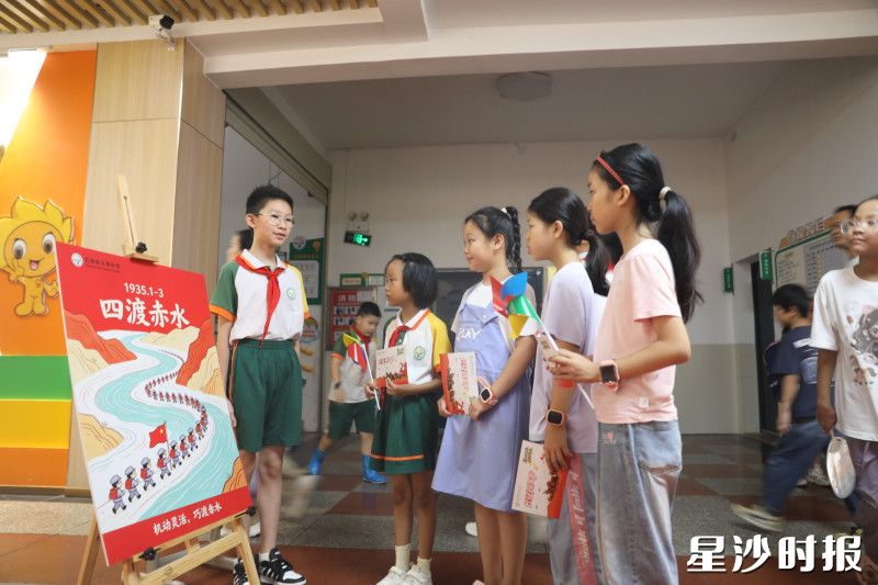 图为长沙市天华小学,学生化身小小讲解员,围绕“四渡赤水”为同学们讲述长征历史,在沉浸式学习中厚植爱国情怀。