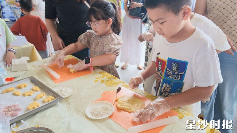 麓山国际松湖小学设置手工烘焙体验区,孩子们戴着手套擀面团、做造型,亲手制作创意饼干,感受动手乐趣。