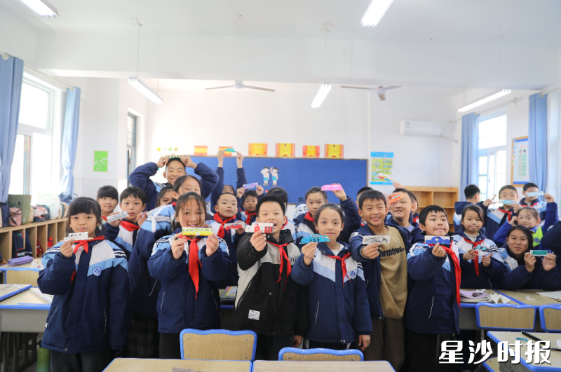 在长沙市大元中心小学“科技筑梦・创享未来”第十一届校园科技节,学生们拿着自制的纸飞机模型展示。 在长沙市大元中心小学“科技筑梦・创享未来”第十一届校园科技节,学生们拿着自制的纸飞机模型展示。