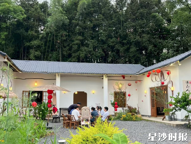 禾心小院依托老旧民居改造升级,以药食同源为核心特色,向游客传递一种绿色健康的生活方式。