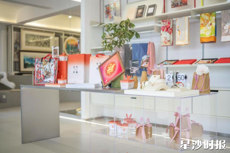 走进店内展示区，一系列既有湘绣工艺又有现代生活实用价值的产品让人目不暇接。