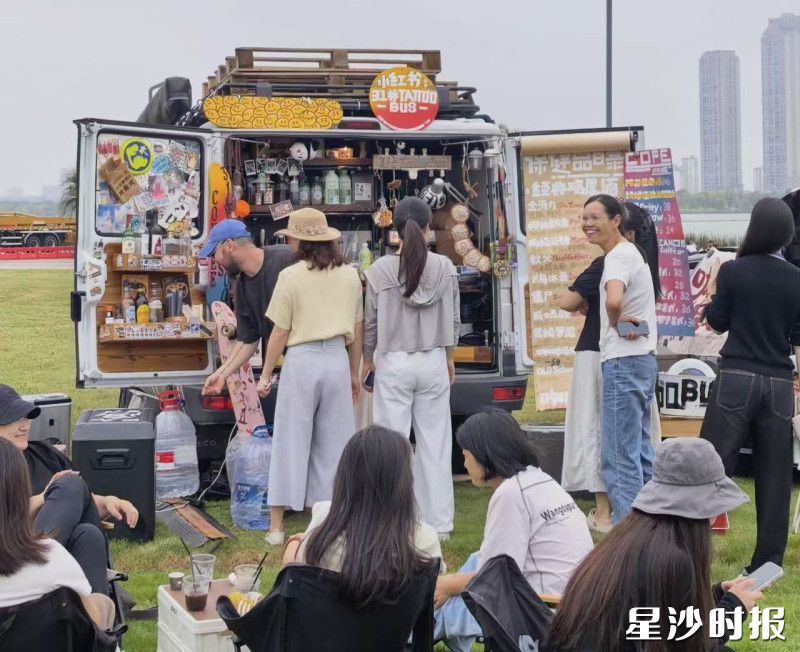 游客边欣赏湖景,边喝咖啡。 游客边欣赏湖景,边喝咖啡。