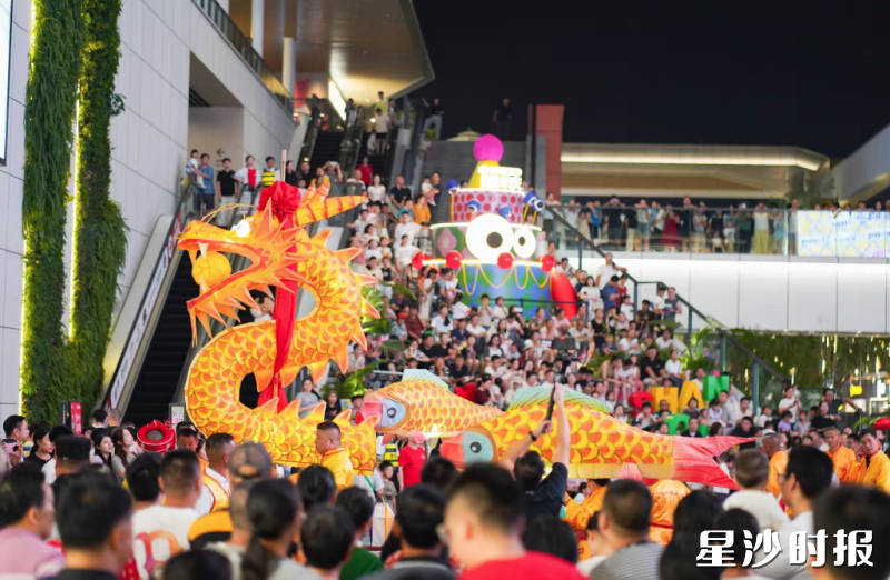 长沙杉杉奥莱周年庆活动期间,吸引了近百万人次客流量,累计年接待客流近1000万人次。均为长沙杉杉奥莱供图