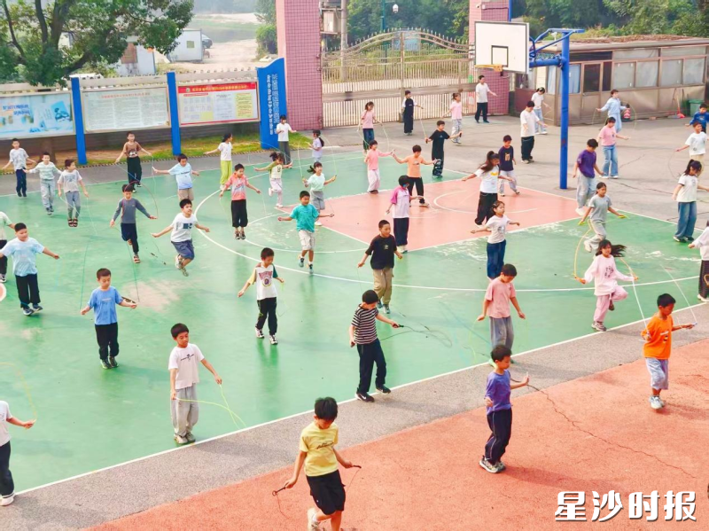 大课间,全体学生在操场开展跳绳活动,在跃动中强健体魄、涵养阳光心态。学校供图 大课间,全体学生在操场开展跳绳活动,在跃动中强健体魄、涵养阳光心态。学校供图