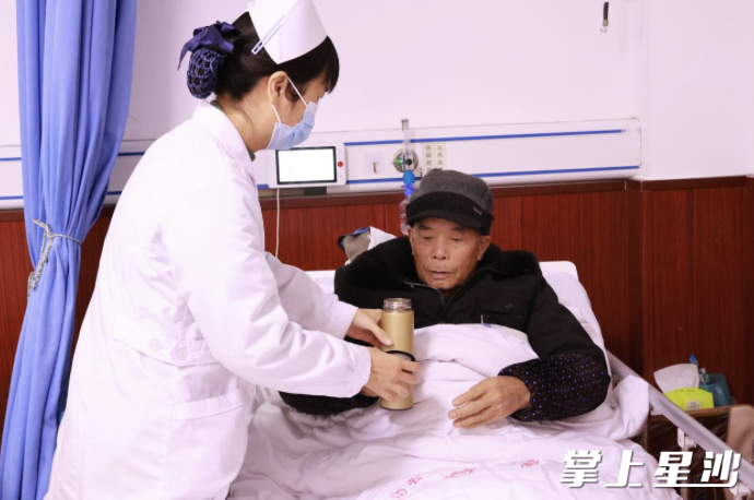 管床护士当起了无陪护病人的临时家属，为患者提供个性化护理服务。