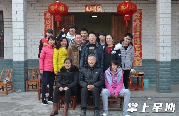 周庄（二排左一）和家人的全家福。均为黄花镇供图