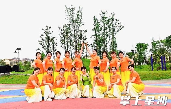 周庄（第一排左五）带舞蹈队进行演出。